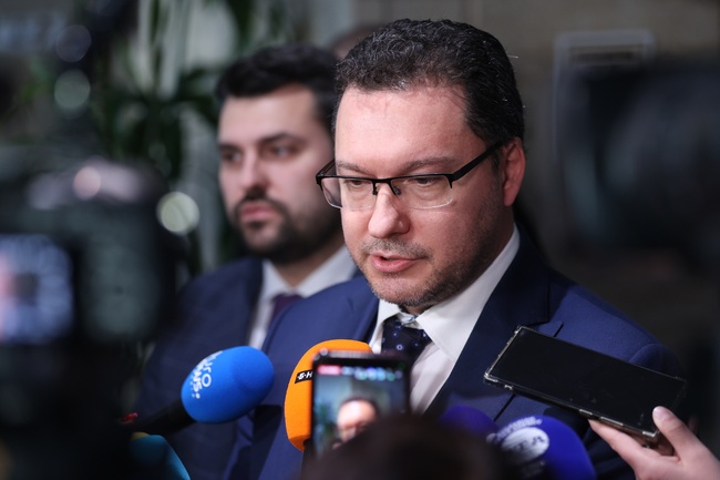 Необходимо е човешкият ресурс на "Гранична полиция" да бъде съхранен, заявява в позиция вътрешният министър Даниел Митов