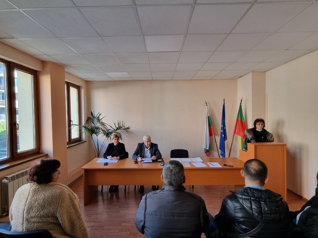С шест гласа "за" и пет "против" Общинският съвет в Трън одобри вдигането на такса смет през следващата година