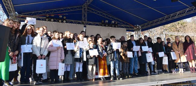 95 даровити деца получиха парични стимули от Община Разград на церемония до Градската коледна елха