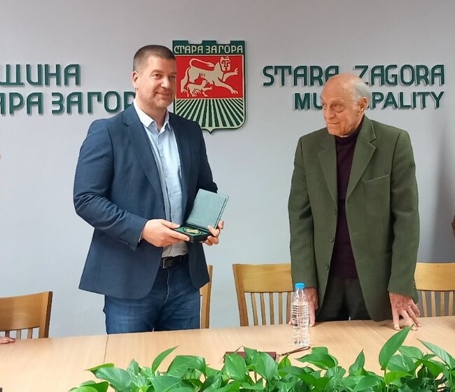 Кметът Живко Тодоров награди с почетен знак 90-годишен педагог светило за младите бъдещи театрали