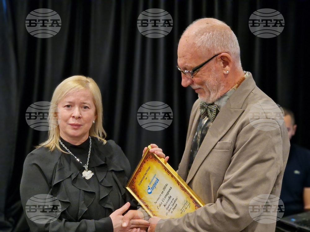 Директорите на театъра в Перник и МБАЛ "Рахила Ангелова" взеха приза "Личност на годината" на Регионалната организация на КРИБ - Перник и вестник "Съперник" 