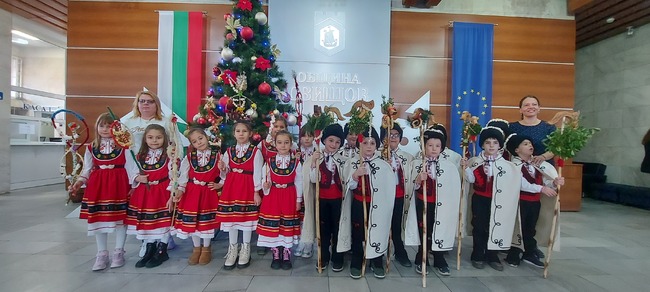 Коледари и сурвакари посетиха сградата на Община Свищов
