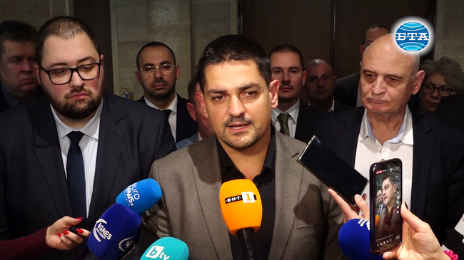 Не сме изпращали писмо с позиция до Министерския съвет, против сме военната помощ за Украйна, каза Радостин Василев