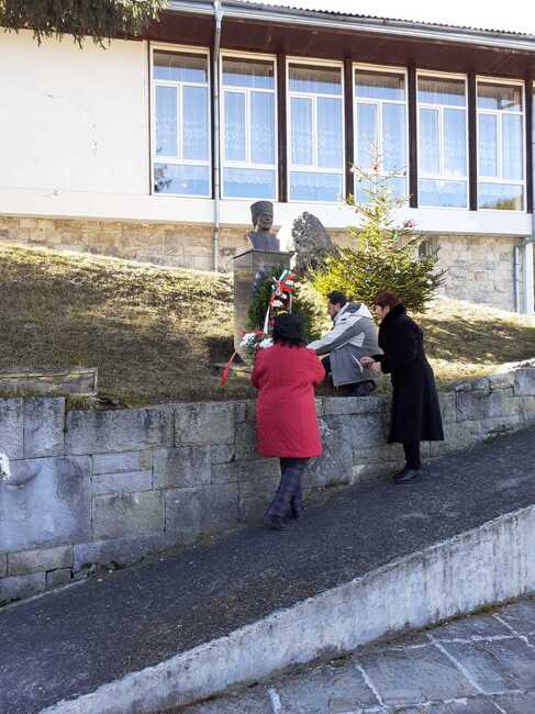 Смолянчани поднесоха цветя пред паметника на капитан Петко войвода