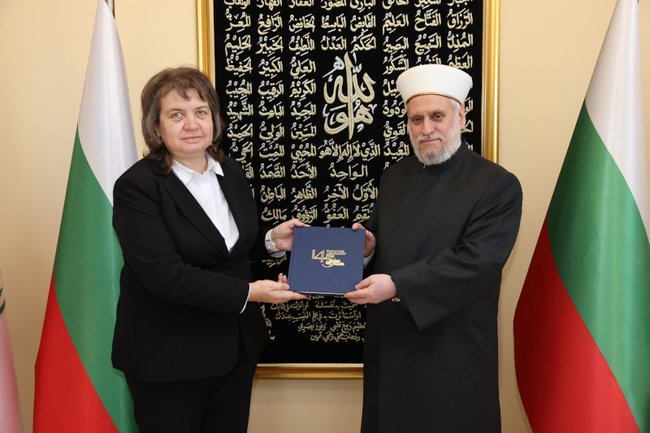 Председателят на Народното събрание Наталия Киселова разговаря с главния мюфтия Мустафа Хаджи и представители на ръководството на мюсюлманското вероизповедание в България