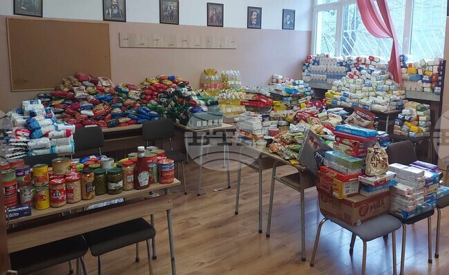 Коледна благотворителна акция, организирана от ученици в Смолян, събра хранителни продукти за 100 семейства в нужда