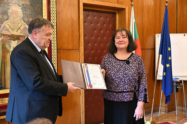 Проф. Ирина Зиновиева бе удостоена с Почетния знак със синя лента на Софийския университет 