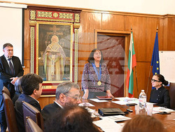 Проф. Ирина Зиновиева бе удостоена с Почетния знак със синя лента на Софийския университет от ректора на висшето училище. Снимка: СУ