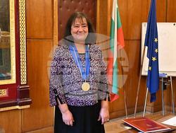 Проф. Ирина Зиновиева бе удостоена с Почетния знак със синя лента на Софийския университет. Снимка: СУ