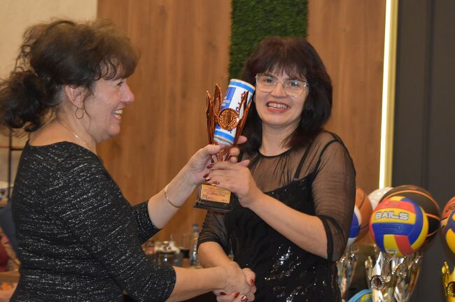 Община Разград: Заместник-кметът Полина Иванова поздрави участниците в Коледния учителски турнир и връчи част от наградите