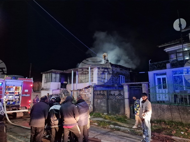 Пожар унищожи покрив на къща в Разград 