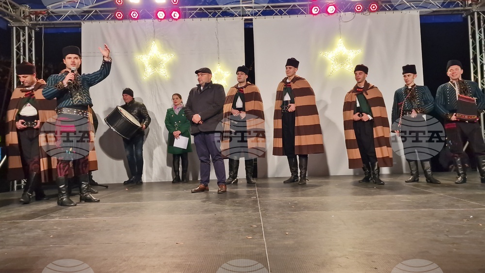 Коледари оживиха с песни и наричания Разград