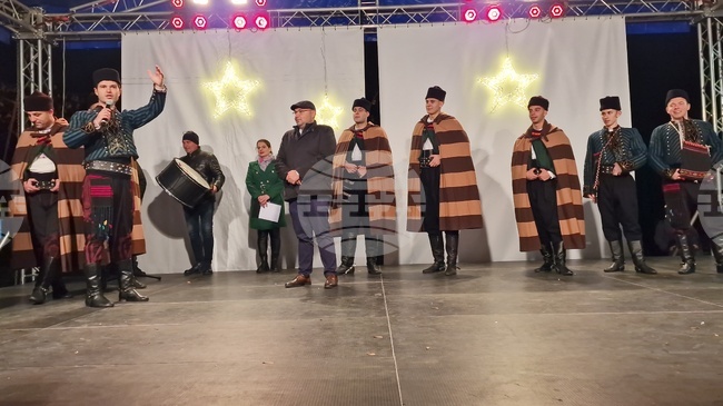 Коледари оживиха с песни и наричания Разград