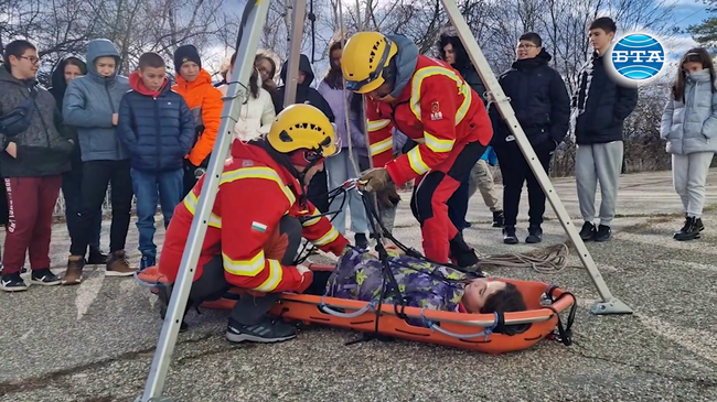Демонстрация на няколко аварийни ситуации разиграха спасители и деца в училище „Св. св. Кирил и Методий“ в пернишкото с. Дивотино