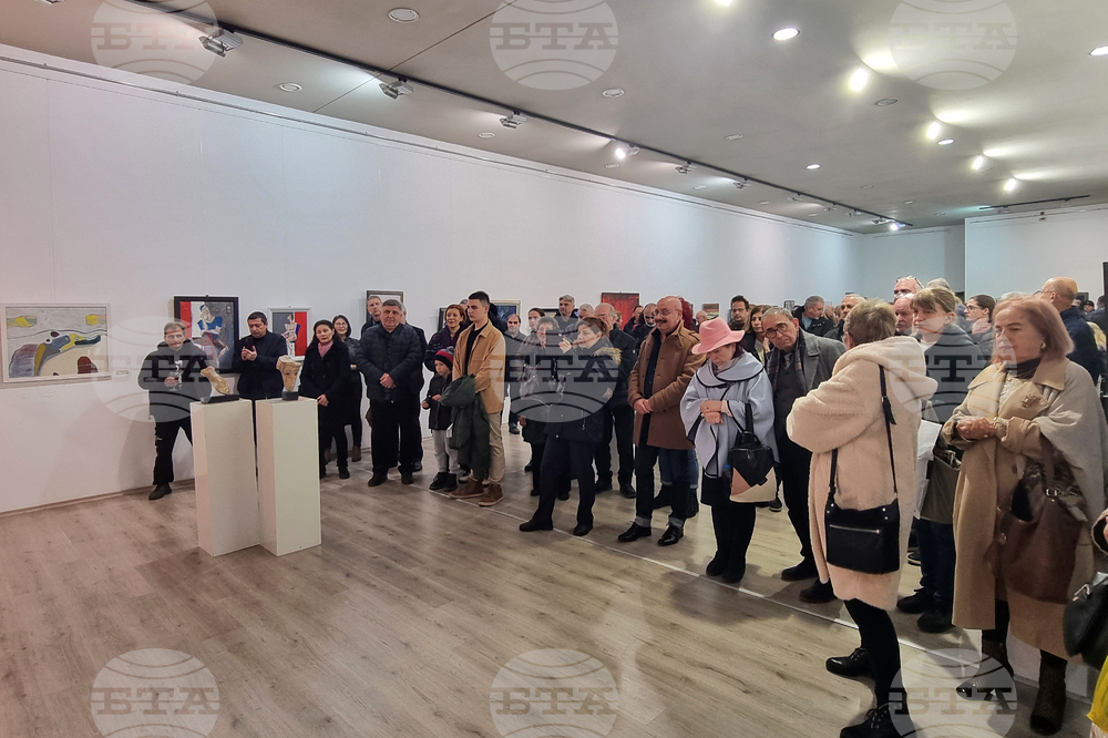 Плевенските художници откриха традционната си коледна изложба