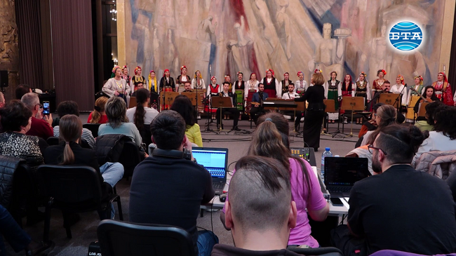 Две поколения – преподаватели и студенти, са заедно на сцената, каза проф. Сава Димитров от НМА за концерта „Фолклорна Коледа“