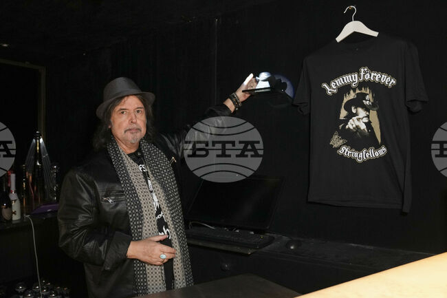 Китаристът Фил Кембъл, свирил в британската група „Мотърхед", почина на 64-годишна възраст