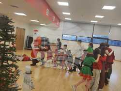 С песни, танци, стихове и пресъздаване на обичаи премина коледното тържество на училище „Любен Каравелов“ в Блекбърн, Великобритания