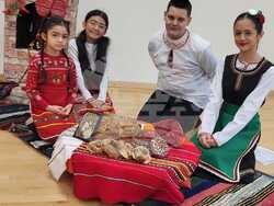 С песни, танци, стихове и пресъздаване на обичаи премина коледното тържество на училище „Любен Каравелов“ в Блекбърн, Великобритания