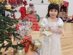 С песни, танци, стихове и пресъздаване на обичаи премина коледното тържество на училище „Любен Каравелов“ в Блекбърн, Великобритания