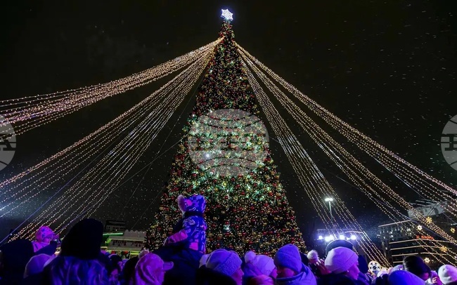 Казинформ: В Астана запалиха светлините на най-високата новогодишна елха на Казахстан