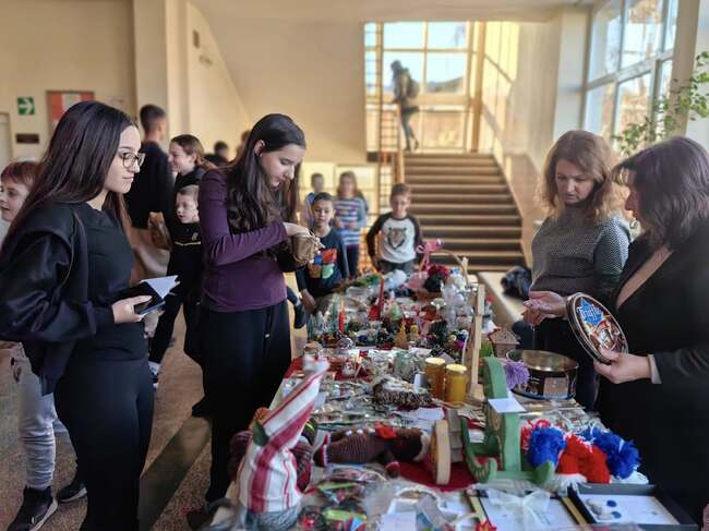 Коледният базар на Средно училище „Николай Катранов“ в Свищов събра средства за стипендии на ученици, загубили родител