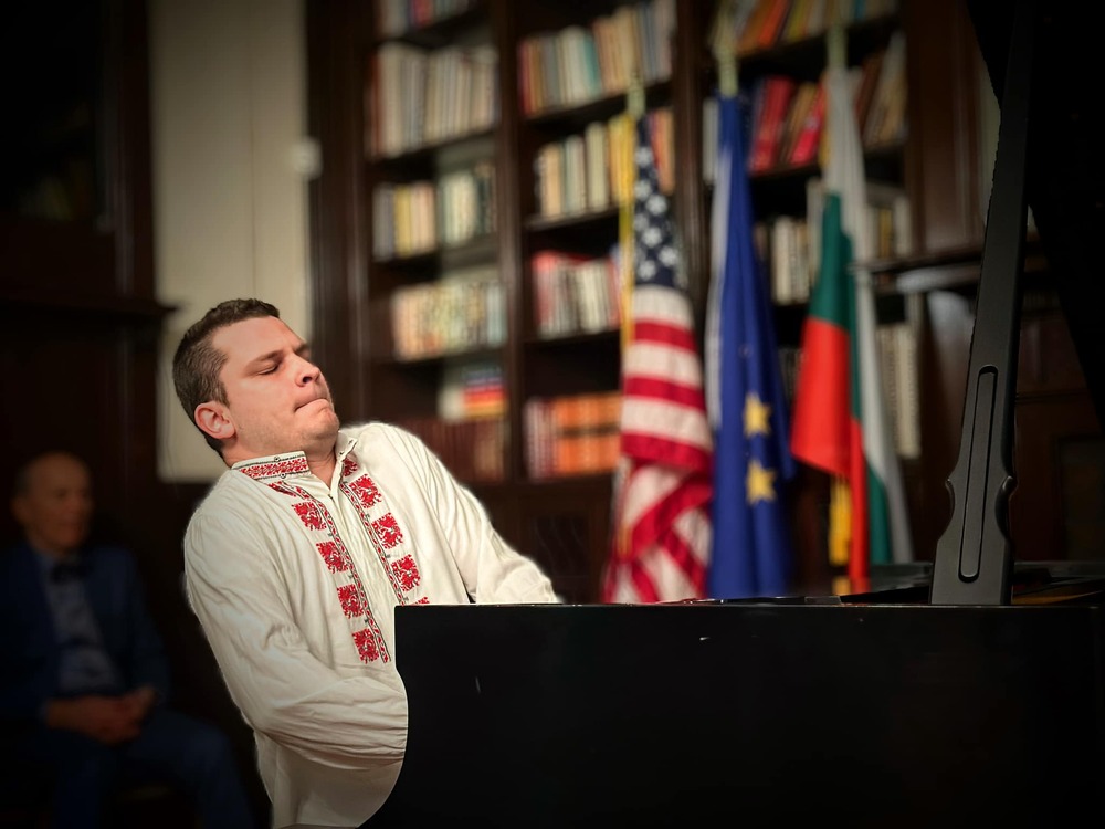 Произведения на девет български композитори изпълни пианистът Георги Леков в Генералното консулство на България в Ню Йорк