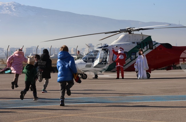 Дядо Коледа и Снежанка кацнаха с хеликоптер и раздадоха подаръци на деца на полицейски служители
