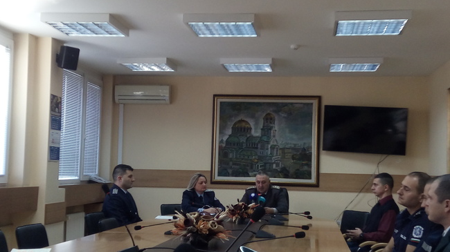 Допълнителни полицейски екипи ще пазят обществения ред през празничните дни, над 11 000 са предвидените екипи на "Пътна полиция"