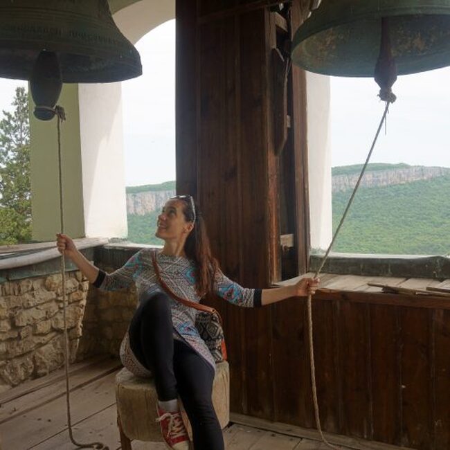 Чрез липсата на чужди идеи и морал, чрез игра и интерактивно взаимодействие между публика и актьори, се предават по-лесно посланията на климатичния театър, каза Елица Станева-Бритън 