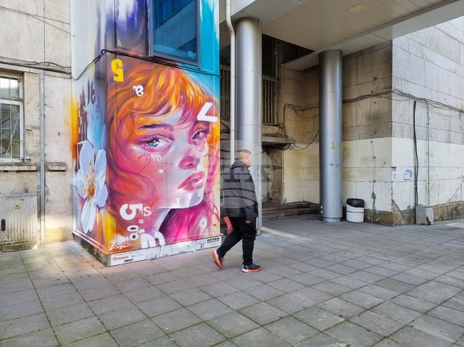 Момиче, което обича математиката и романските езици, е изобразено на новия графити арт върху две централни гимназии в Бургас