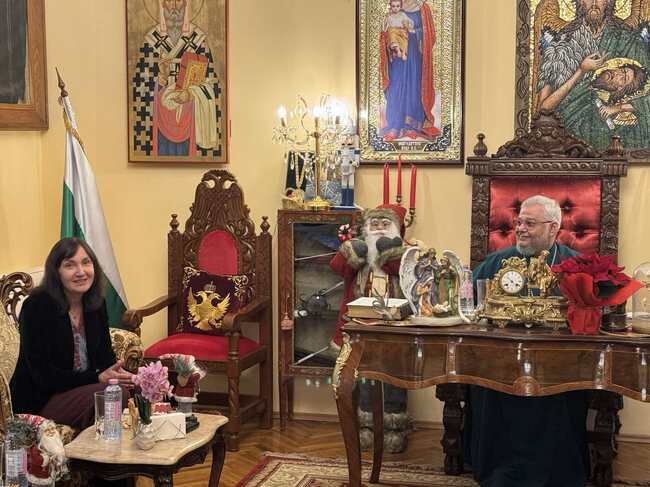 Община Стара Загора: Митрополит Киприан и зам.-кметът Надежда Чакърова отличиха ученици в конкурс за Рождество Христово