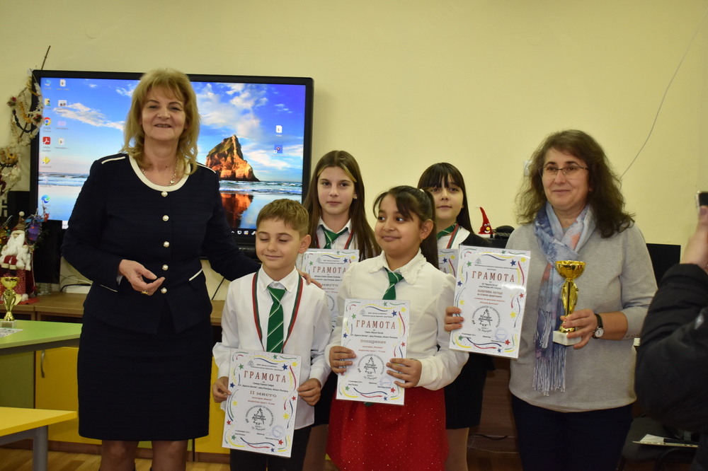 Заместник-кметът на Община Разград Елка Неделчева връчи част от наградите от 16-тото издание на конкурса „Коледни фантазии“