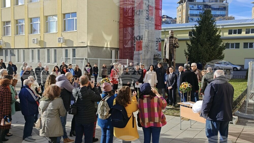 В Габрово откриха паметник на Никола Василиади - дарител и патрон на професионалната техническа гимназия