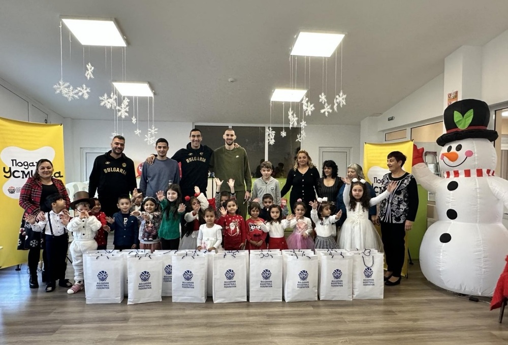 Състезатели от националния отбор по баскетбол на България зарадваха деца с подаръците от "Подари усмивка"