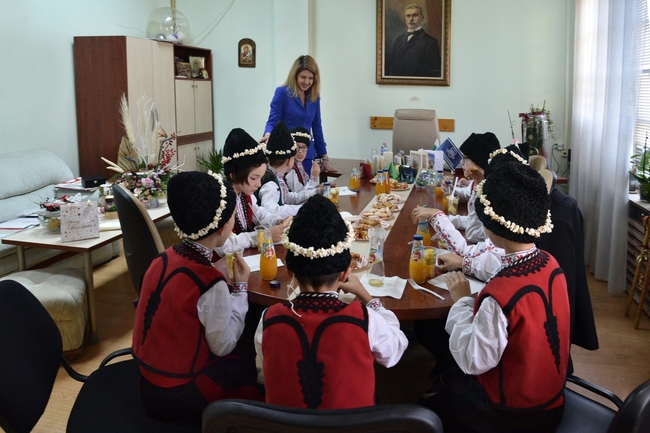 Коледарчета гостуваха днес в Община Сливен