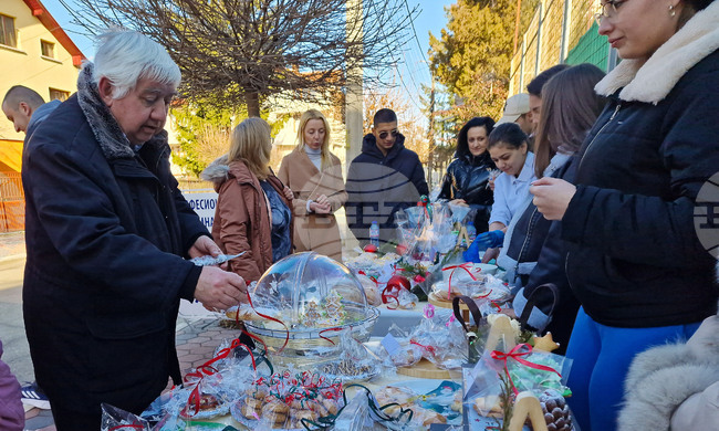 Благотворителен кулинарен базар подготвиха самоковски ученици