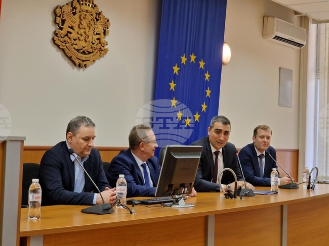 Кметът на община Пазарджик Петър Куленски подписа договор за закупуване на шест електробуса 