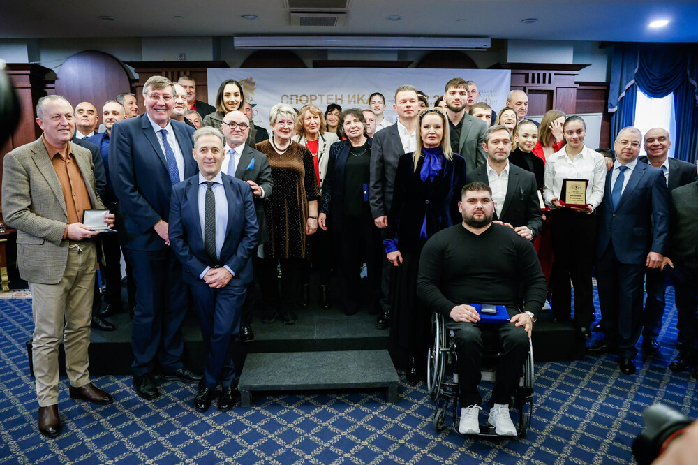 ММС: Министър Глушков връчи „Спортен Икар“ на олимпийския и световен шампион Карлос Насар