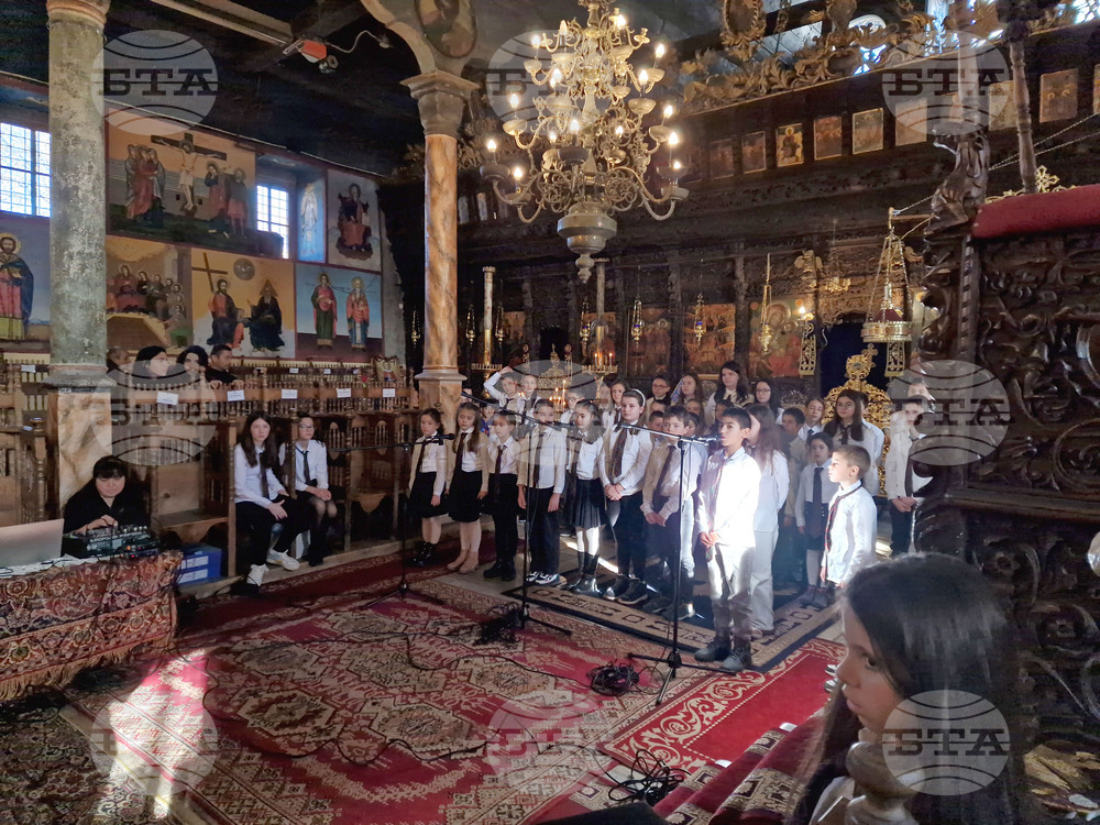 Ученици представиха празнична програма в митрополитския храм в Самоков