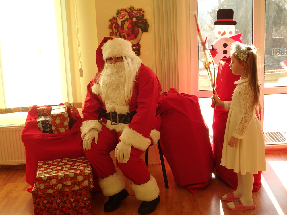 Децата от Детска градина „Баба Тонка“ и училище „Христо Ботев“ в Ценово посрещнаха Дядо Коледа