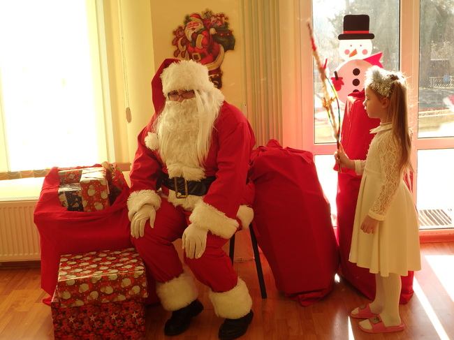 Децата от Детска градина „Баба Тонка“ и училище „Христо Ботев“ в Ценово посрещнаха Дядо Коледа