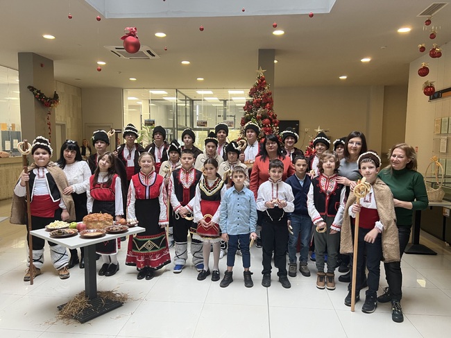 Ученици пресъздадоха коледни обичаи в Община Каварна
