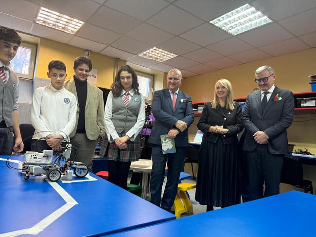 18,000-Plus Teachers to Be Trained to Work in STEM Environment