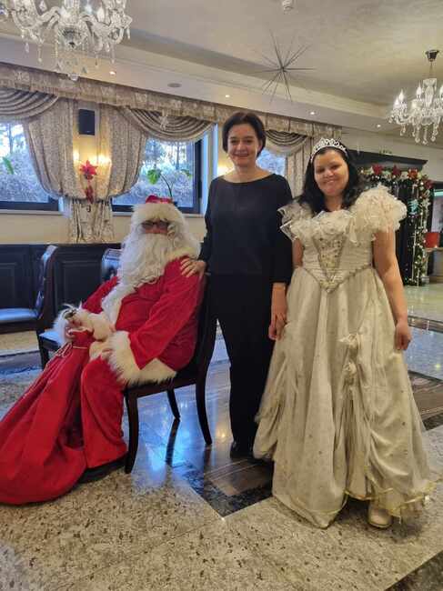 Тържество с музика и подаръци внесе коледния дух в ДЦПЛУ „Св. св. Козма и Дамян“