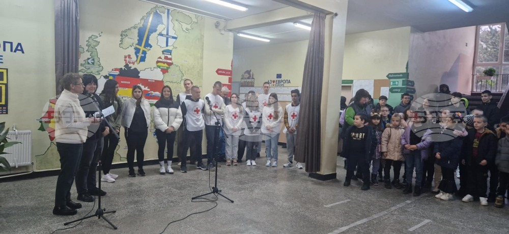 Доброволци на Българския младежки Червен кръст в област Разград зарадваха деца с коледни пакети