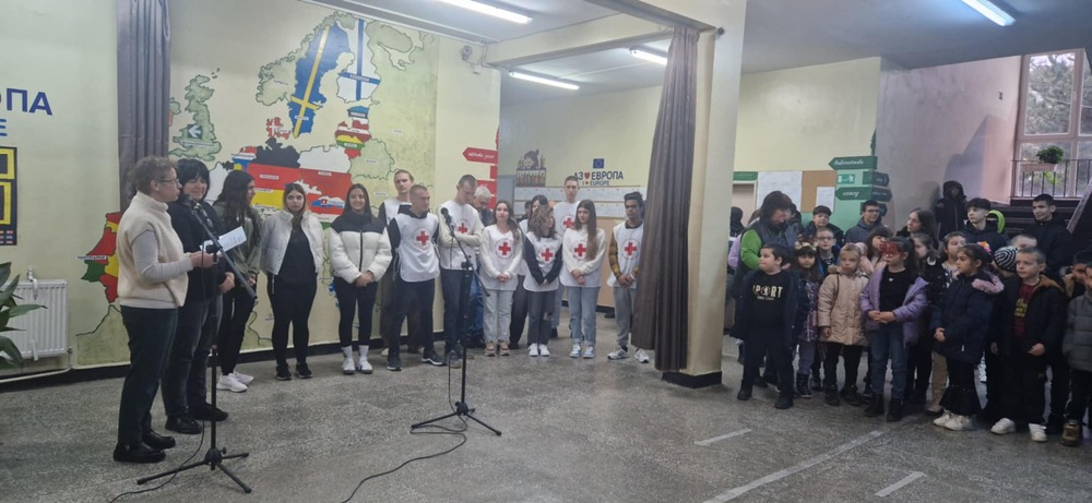 Доброволци на Българския младежки Червен кръст в област Разград зарадваха деца с коледни пакети