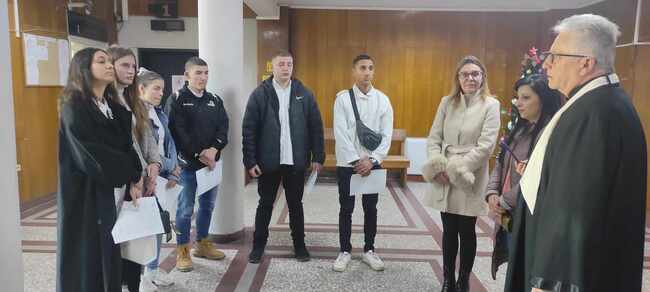 Единадесетокласници от Търговище присъстваха на реален съдебен процес в Окръжния съд 