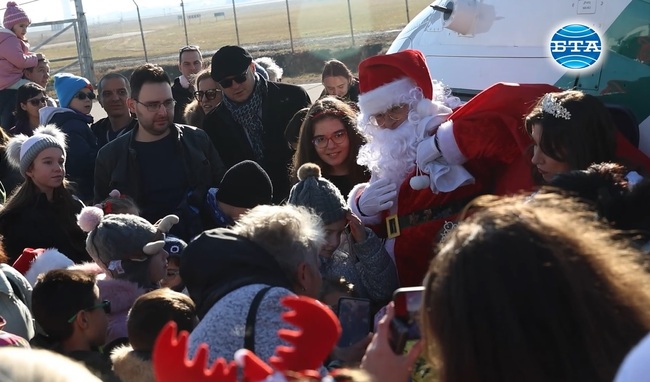 Дядо Коледа и Снежанка кацнаха с хеликоптер и раздадоха подаръци на деца на полицейски служители