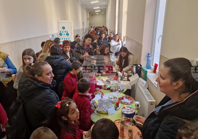 Над 11 000 лв. събраха учениците от Първо Основно училище в Търговище след коледен базар